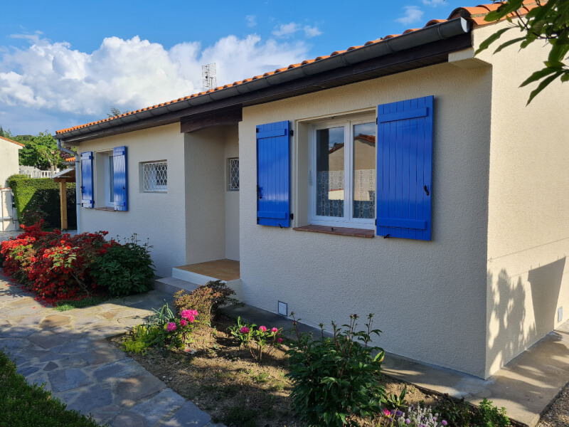 Maison aux façades Tarnaises avec volets bleus, travail d'un façadier Tarn.